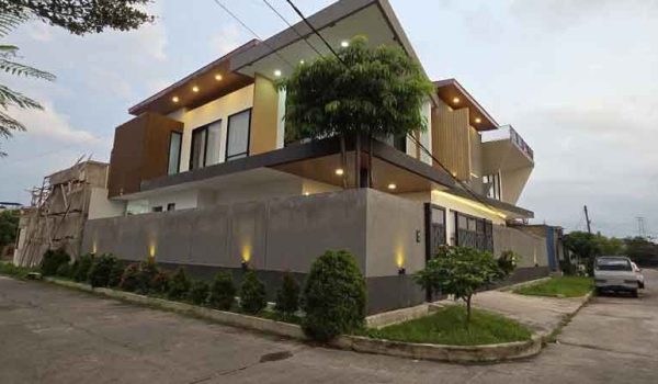 Rumah Mewah 3 Lantai di Taman Kopo Katapang