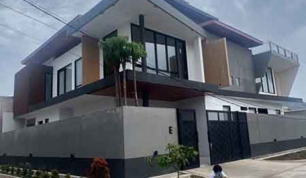 Rumah Mewah 3 Lantai di Taman Kopo Katapang