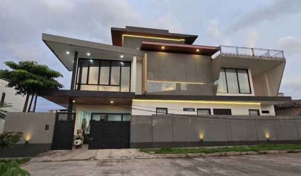 Dijual Rumah Mewah 3 Lantai di Taman Kopo Katapang