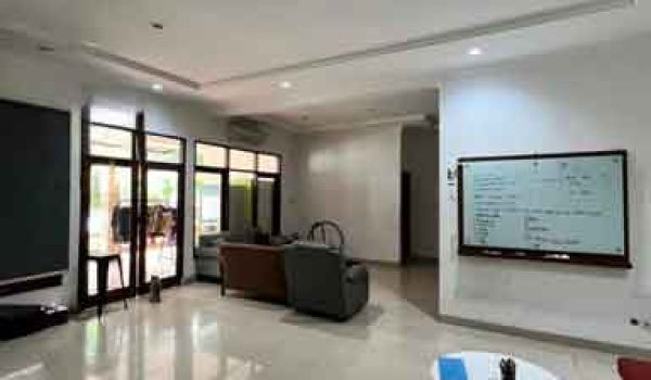 Rumah Siap Huni dengan Kolam Renang di Kemang Jakarta Selatan