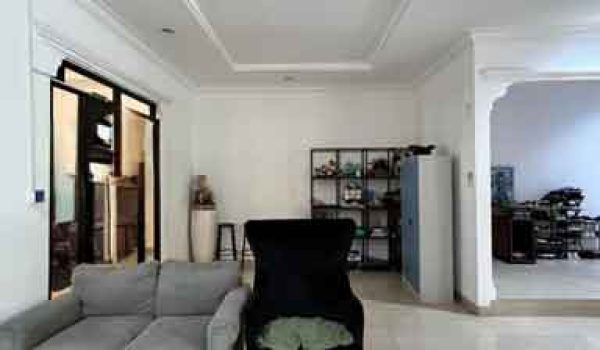Rumah Siap Huni dengan Kolam Renang di Kemang Jakarta Selatan