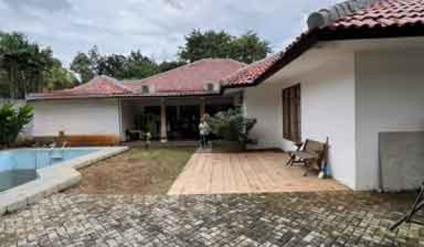 Dijual Rumah Siap Huni dengan Kolam Renang di Kemang Jakarta Selatan