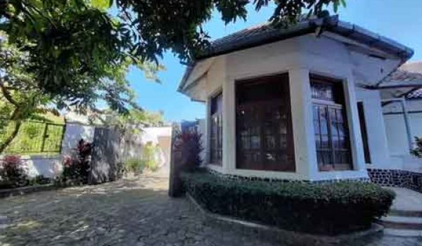 Rumah Vintage Non Heritage di Mainroad Wastukencana Bandung