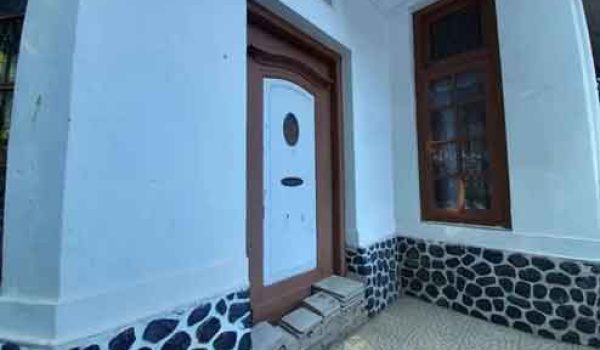 Rumah Vintage Non Heritage di Mainroad Wastukencana Bandung