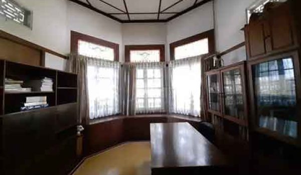 Rumah Vintage Non Heritage di Mainroad Wastukencana Bandung