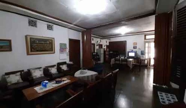 Rumah Vintage Non Heritage di Mainroad Wastukencana Bandung