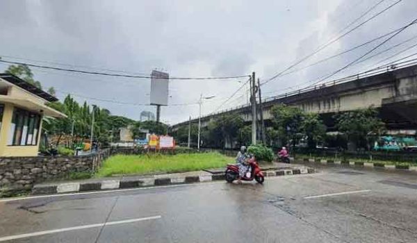 Tanah Hook di Jalan Raya Tanjung Barat Jakarta Selatan